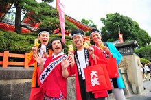 「すっちー京都初座長記念祇園練り歩き」(c)吉本興業