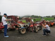 ノブ小池とトラクターを激写する千鳥。