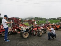 ノブ小池とトラクターを激写する千鳥。