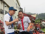 撮った写真をチェックする千鳥。