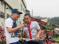 撮った写真をチェックする千鳥。