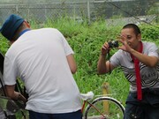 車に乗ったおばちゃんと写真を撮る千鳥。