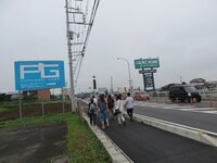 寄居町を歩くいろはに千鳥一行。