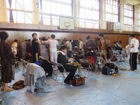 現場入りしてすぐ、所在のない吉村。