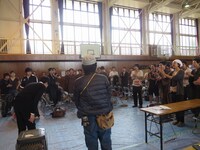 エキストラの人たちに挨拶する吉村。