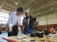 足軽ふうメイクの仕方を教えてもらう吉村。