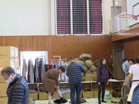 足袋を履くだけでも一苦労の吉村。