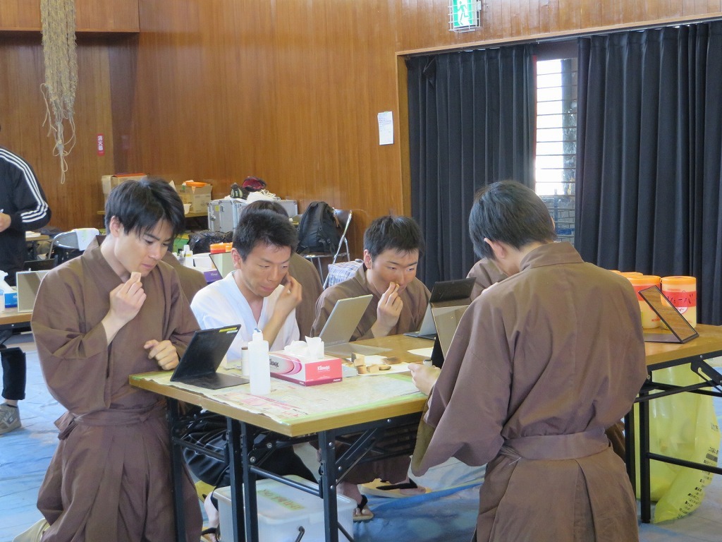 見よう見まねでメイクに取り掛かる吉村。