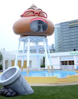 巨大オブジェ「オンチと水の女王」