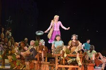 いとうあさこ（手前中央）。(c)Disney