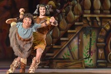 いとうあさこ（左）。(c)Disney