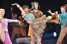 いとうあさこ（手前中央）。(c)Disney