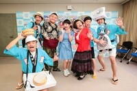 吉本新喜劇座員と真夏の冷やかし三兄弟。(c)吉本興業。