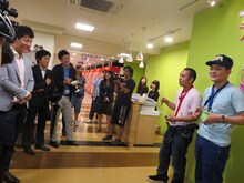 千鳥にテレビ埼玉の社員だと疑われた一団。