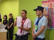 集まった記者をテレビ埼玉の社員と疑う千鳥。