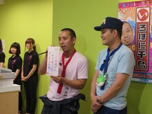 集まった記者をテレビ埼玉の社員と疑う千鳥。