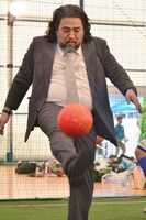 リフティングを披露するストロベビー・ディエゴ。