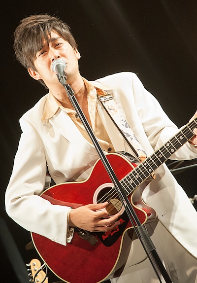 OverTheDogs「あなたの心を燃やし中華ツアー2014～ドレスコードはヒヤチュウで～」最終公演のスペシャルゲストとして登場したAMEMIYA。