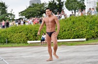 船を降りてからもゆっくりと時間をかけてファンの前に姿を見せるオードリー春日。