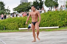 船を降りてからもゆっくりと時間をかけてファンの前に姿を見せるオードリー春日。