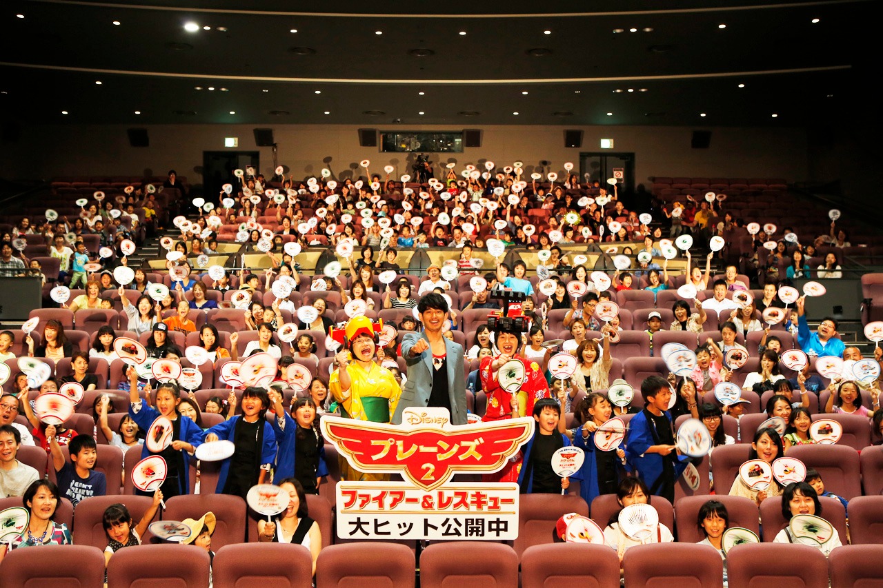 映画「プレーンズ2／ファイアー＆レスキュー」の公開記念舞台挨拶に出演した、ハリセンボンと瑛太（中央）。(c)2014 Disney Enterprises, Inc. All Rights Reserved.