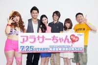 ドラマ「アラサーちゃん 無修正」試写会後のフォトセッションの様子。