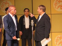 掛け合いを見せるビートたけしとビートきよし。