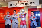 （左から）円谷プロダクション・大岡社長、宮川大輔、ウルトラマン、松坂屋上野店・近藤店長。