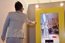 モニターを使った体験コーナーを楽しむ宮川大輔。