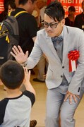 来場する子供をハイタッチで迎える宮川大輔。