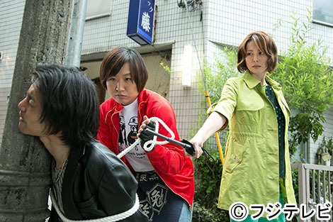 「土曜プレミアム スペシャルドラマ『アウトバーン マル暴の女刑事・八神瑛子』」に出演する南海キャンディーズ・しずちゃん（中央）と、主演の米倉涼子（右）。(c)フジテレビ