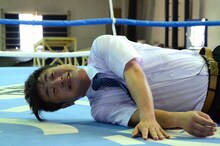 武藤敬司に技をかけられるカラテカ入江。