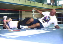 武藤敬司に技をかけられるカラテカ入江。