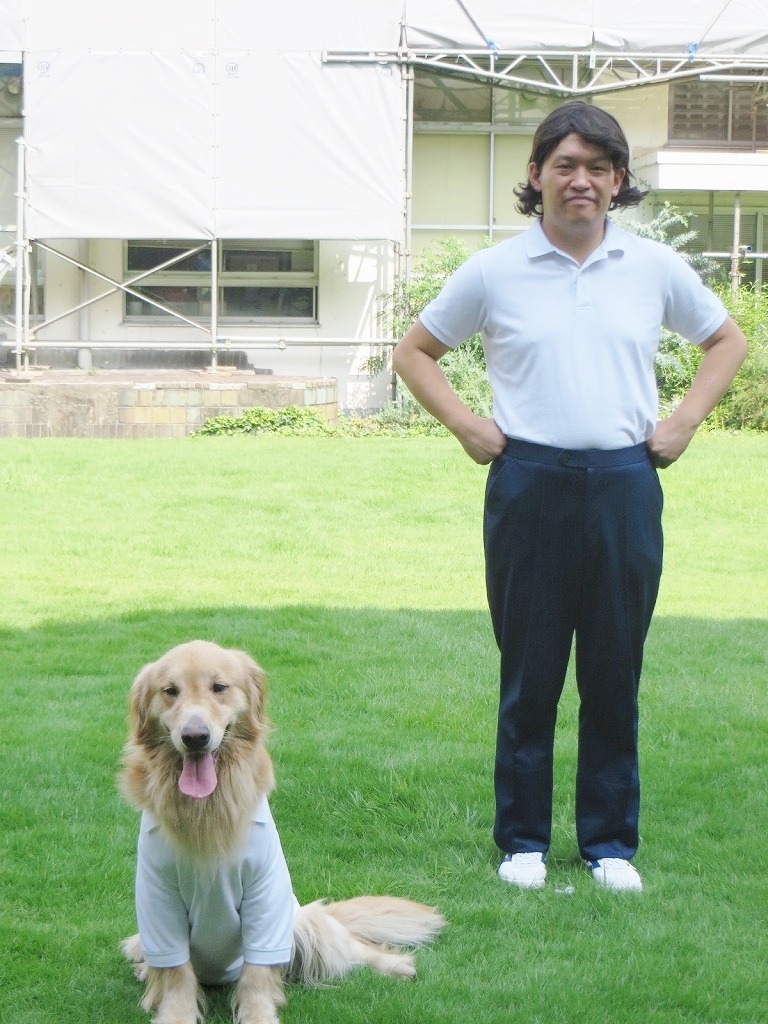 あたりまえ体操にチャレンジするCOWCOW善しと愛犬・パル。お揃いのTシャツを着用。