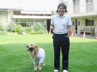 休憩中の善しと愛犬・パル。