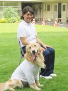 あたりまえ体操にチャレンジするCOWCOW善しと愛犬・パル。