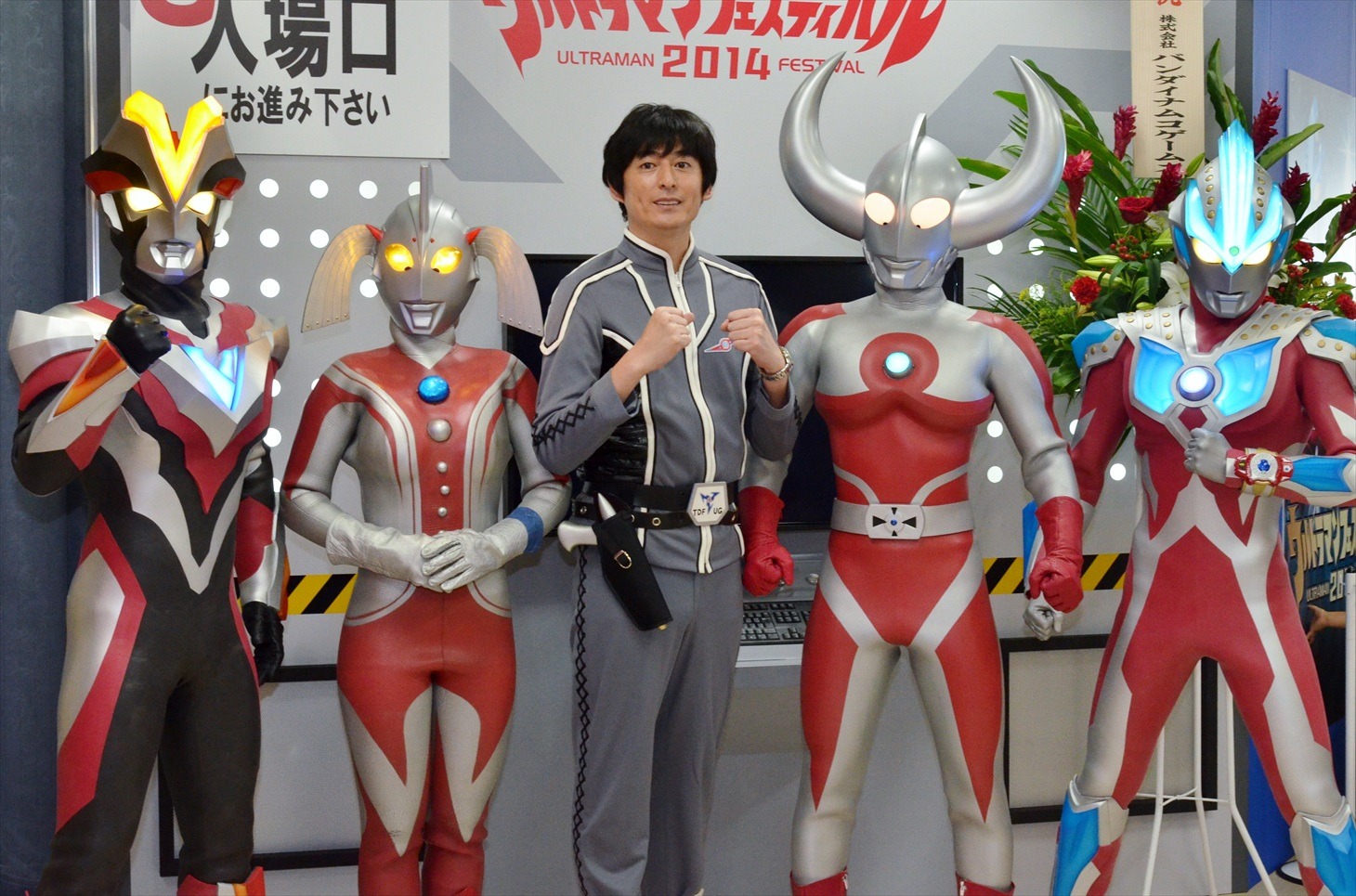 博多大吉（中央）とウルトラヒーローたち。(c)円谷プロ
