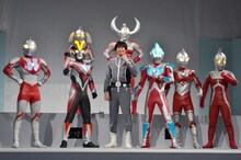 「ウルトラマンフェスティバル2014」の特別内覧会に登場した博多華丸・大吉の大吉（前列左から3人目）と、ウルトラヒーローたち。(c)円谷プロ