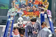 カードゲーム「大怪獣ラッシュ ウルトラフロンティア」をプレイする博多大吉。(c)円谷プロ