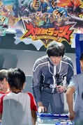 カードゲーム「大怪獣ラッシュ ウルトラフロンティア」をプレイする博多大吉。(c)円谷プロ