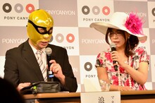 大久保佳代子（右）と、浪速のマスクマン（左）。