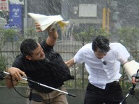 映画「イントゥ・ザ・ストーム」の声優挑戦に先駆けて暴風雨を体感するデニス。(c)2014 VILLAGE ROADSHOW FILMS (BVI) LIMITED.