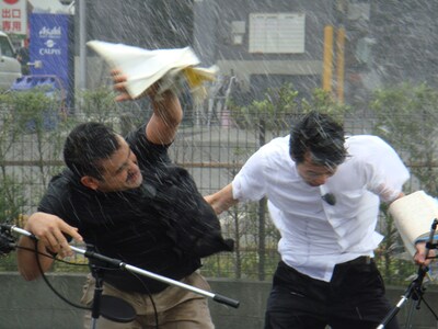 映画「イントゥ・ザ・ストーム」の声優挑戦に先駆けて暴風雨を体感するデニス。(c)2014 VILLAGE ROADSHOW FILMS (BVI) LIMITED.
