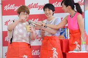 スムージーを試食するハリセンボンと優香（右端）。