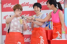 スムージーを試食するハリセンボンと優香（右端）。