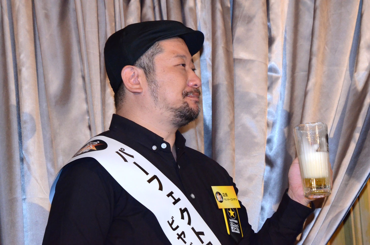 パーフェクト黒ラベルを堪能するケンドーコバヤシ。