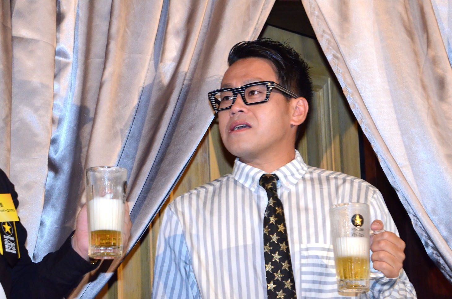 パーフェクト黒ラベルを堪能する宮川大輔。