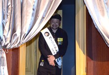 「大人のエレベーター」の扉から登場したケンドーコバヤシ。