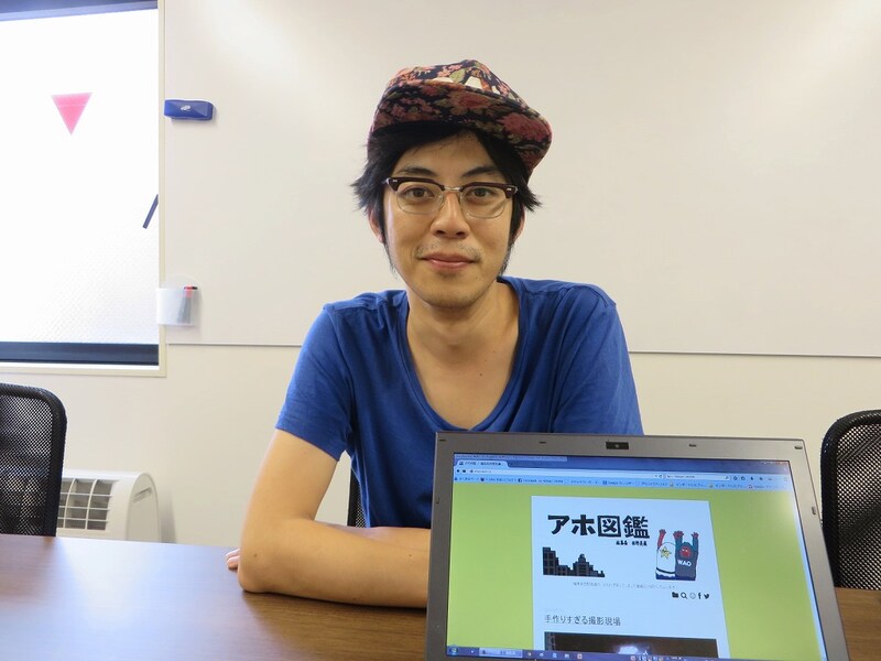 「アホ図鑑」編集長のキングコング西野。