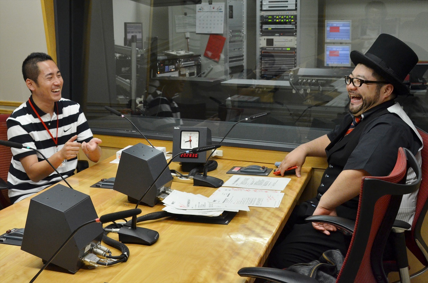 落札者の藤原さん（左）と、髭男爵・山田ルイ53世（右）。